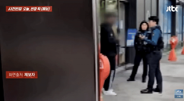 서울 도심에서 행인들에게 시비 걸던 한 외국인이 현장에 출동한 경찰관에게 흉기와 삼단봉을 휘두르는 사건이 발생했다. /사진=JTBC '사건반장' 캡처