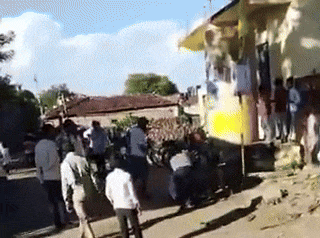 불륜 관계의 연인을 찾아간 인도 남성이 연인의 가족들에게 몽둥이로 폭행 당해 숨지는 사건이 발생했다. /사진=엑스(X·옛 트위터)