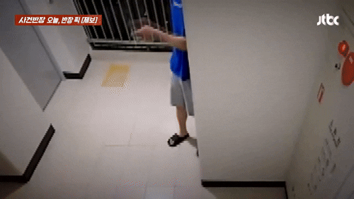 혼자 사는 여성의 집 문에 침을 뱉는 등 이상행동을 보이는 남성의 영상이 공개돼 논란이다. /사진=JTBC '사건반장' 갈무리