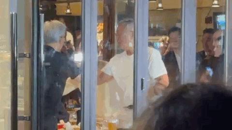 젠슨 황 엔비디아 최고경영자(CEO)와 이재용 삼성전자 회장, 정의선 현대차그룹 회장이 30일 서울시내 한 치킨집에서 '치맥회동' 중 러브샷을 하고 있다. /사진=김남이 기자