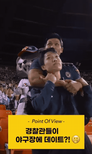  경찰관들은 화면이 자신들을 비추자 황급히 도망갔다 이내 피켓을 들고 다시 나타났다. 이들은 수사기관은 특정 장소로 부르지 않는다며 기관사칭형 보이스피싱 범죄 수법을 알렸다. /영상=인스타그램 캡처.