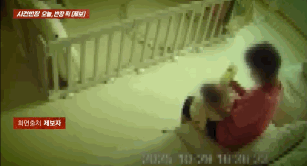 한 산후 도우미가 갓난아기에게 젖병을 강제로 물려 분유를 먹이고 있다. /사진=JTBC 사건반장 갈무리