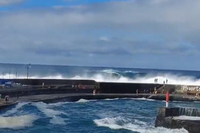휴양지로 유명한 스페인령 카나리아 제도의 한 섬에서 '괴물 파도'가 덮쳐 관광객 3명이 사망했다./사진=SNS