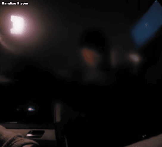 A씨는 강 형사가 잠든 척하자, 가짜 토사물을 강 형사 얼굴과 옷에 묻혔다. 이후 강 형사를 흔들어 깨우더니 "사장님 발로 차고, 오바이트 다 해놓고", "왜 스트레스받은 걸 나한테 푸냐", "타자마자 욕하더니 왜 난리를 치냐", "경찰서 가면 이건 구속된다. 벌금도 1000만원"이라고 협박했다./영상=JTBC '사건반장'