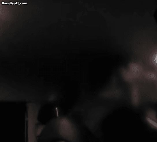 A씨는 강 형사가 잠든 척하자, 가짜 토사물을 강 형사 얼굴과 옷에 묻혔다. 이후 강 형사를 흔들어 깨우더니 "사장님 발로 차고, 오바이트 다 해놓고", "왜 스트레스받은 걸 나한테 푸냐", "타자마자 욕하더니 왜 난리를 치냐", "경찰서 가면 이건 구속된다. 벌금도 1000만원"이라고 협박했다./영상=JTBC '사건반장'