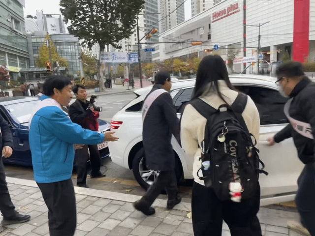 문래역사거리에서 최호권 영등포구청장과 운전봉사자들이 수능시험장으로 향하는 학생을 차량에 탑승하게 안내하고 있다. /영상=이정우 기자.