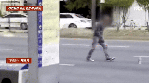 서울 강남의 왕복 9차선 도로 중앙에서 민폐 행동을 반복하는 남성 영상이 공개돼 논란이다. /사진=JTBC '사건반장' 캡처