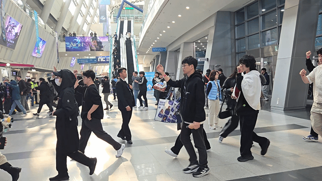 14일 부산 벡스코에서 열린 '지스타 2025' 현장에 입장하는 관람객./영상=이찬종 기자