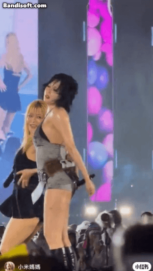 현아는 지난 9일(현지 시간) 열린 마카오 '워터밤'에서 '버블팝' 무대 도중 실신했다. /영상=X(옛 트위터) 갈무리