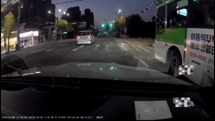 도로 한복판에서 신호 위반한 택시와 충돌해 옆으로 넘어진 차량을 시민들이 함께 일으켜 세우는 모습이 공개됐다./영상=인스타그램 'bobaedream'