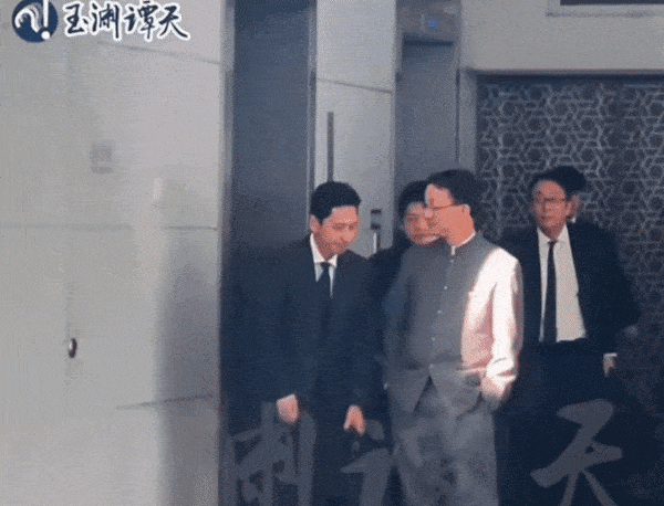 류진쑹 중국 외교부 아주사장(아시아국장)이 주머니에 손을 넣은 채 가나이 마사아키 일본 외무성 아시아대양주국장(왼쪽)을 내려다보는 동영상이 중국 관영 CCTV계열 계정인 '위위안탄톈' SNS에 게재됐다./사진=위위안탄톈 웨이보