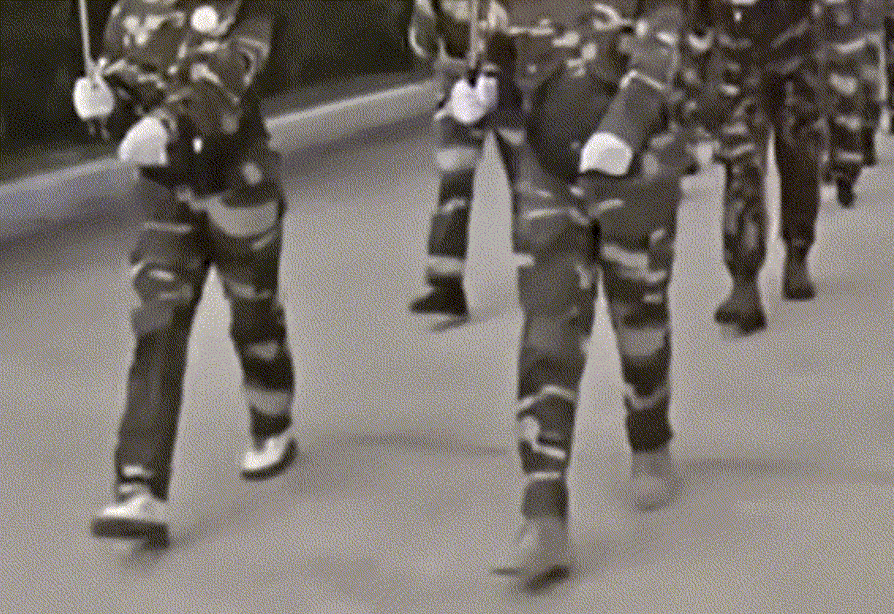 서울 한강공원에 군복 차림의 중국인들이 행진하는 모습이 온라인 상에 퍼지며 논란이 되고 있다./사진=SNS 