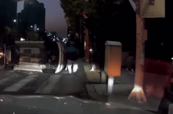 도로에 전도된 차량을 똑바로 세운 뒤 운전자를 구조한 시민들의 모습이 온라인에서 화제다. /사진=온라인 커뮤니티 보배드림 캡처