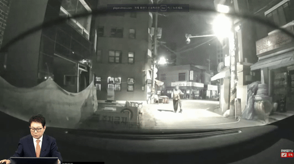 대리운전 예약을 취소했다는 이유로 고객 차량을 고의로 긁고 간 대리기사 모습이 포착됐다. /사진=유튜브 채널 '한문철TV' 캡처