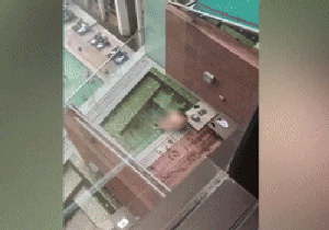 홍콩의 한 호텔에서 커플로 추정되는 남녀가 신체 접촉을 하고 있다./ 사진=더선