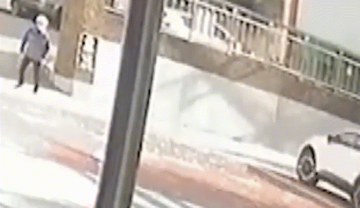 부산에서 유턴하던 차량이 길 가던 모녀를 들이받아 7살 딸이 숨지고 30대 엄마가 크게 다쳤다./사진=MBC 보도화면 갈무리