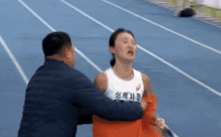 인천 국제마라톤 현장에서 삼척시청 김완기 감독이 여자 선수를 부적절하게 접촉했다는 논란이 불거졌다./사진=KBS 