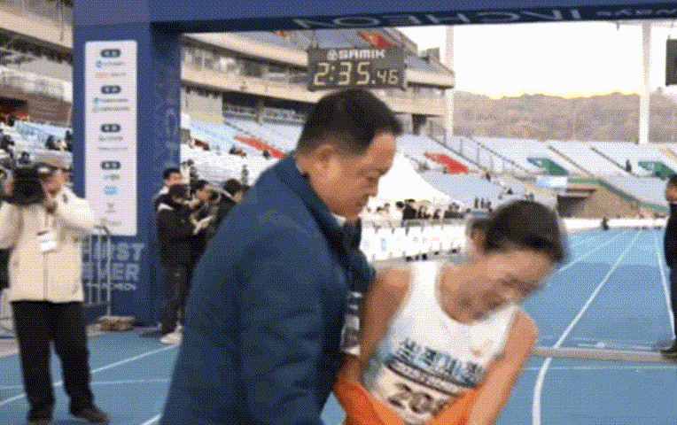 인천 국제마라톤 현장에서 삼척시청 김완기 감독이 여자 선수를 부적절하게 접촉했다는 논란이 불거졌다./사진=KBS 