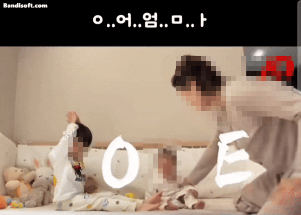 SNS(소셜미디어)에 올릴 영상을 찍으려고 아기를 발로 차 쓰러뜨리는 엄마의 모습이 담긴 영상이 확산돼 논란이 커지고 있다. /사진=스레드