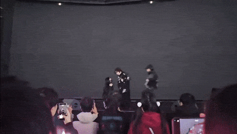 지난 28일 중국 상하이에서 열린 '반다이 남코 페스티벌 2025'에서 일본 가수 오오츠키 마키가 노래하던 중 갑자기 조명이 꺼지고 음악이 멈췄다. 이어 공연 관계자로 추정되는 2명이 무대에 올라 오오츠키에게 무언가 말하며 퇴장을 안내했고 오오츠키는 당황한 표정을 지으며 무대를 떠났다. /영상=X