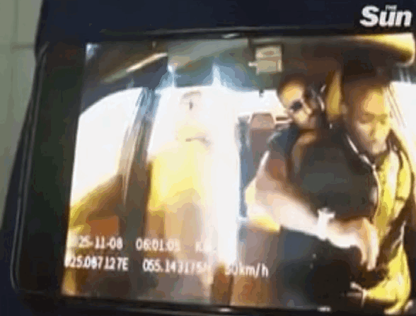 아랍에미리트(UAE) 두바이 택시 안에서 한 승객이 운전사 가슴을 만지는 등 추행하고, 목을 조르는 폭행까지 가한 뒤 차량을 빼앗아 달아나는 사건이 발생했다. /사진=영국 매체 더 선 갈무리