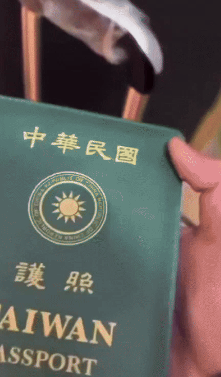 중국과 일본의 외교 갈등이 심화하는 가운데, 일본을 방문하는 중국인들이 '반중 정서'를 우려해 여권 커버를 바꾸고 있다. /사진=뉴스1(스레드 캡처)