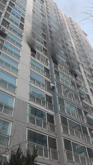 경기도 의정부시 호원동 아파트 화재 현장. /사진=뉴스1(경기도북부소방재난본부 제공)