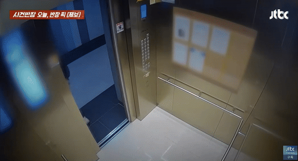 경기 고양시 한 복합주거단지 엘리베이터에서 배달기사가 몰래 치킨 닭다리를 빼먹는 장면이 CCTV에 포착됐다. /사진=JTBC '사건반장' 캡처