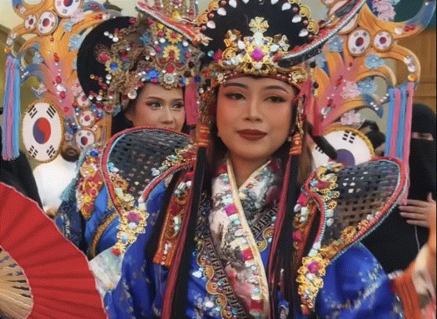 사우디아라비아 수도 리야드의 글로벌 축제 현장에 국적 불명의 옷이 한복으로 소개돼 논란이 되고 있다./사진=코리안 빌리지 SNS