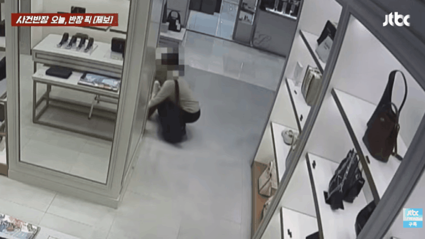 서울 한 백화점을 찾은 여성이 고가 가방을 훔치고 있는 모습. /사진=JTBC 사건반장 갈무리