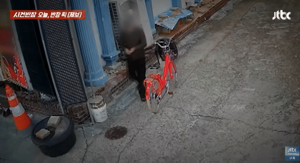 전북 군산에서 가게 간판의 전선을 절단 후 도망가는 의문의 남성 모습이 포착돼 논란이다. /사진=JTBC '사건반장' 캡처 