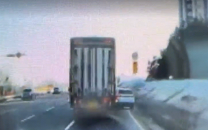 차선을 변경하다 소형차를 들이받고도 아무런 조치 없이 떠난 대형 화물차 운전자가 입건됐다./사진=SNS