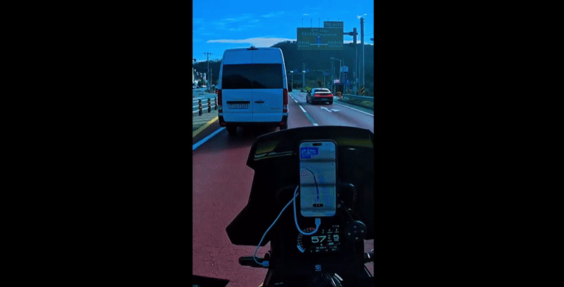 제네시스 차량이 도로 중앙선을 넘어 역주행하는 모습이 담긴 영상이 온라인 커뮤니티에서 화제가 됐다. /사진=온라인 커뮤니티 보배드림