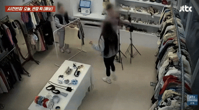 외국인 여성 3명이 국내 의류 무인 매장에서 주인 허락 없이 인터넷 생방송을 진행해 논란이다. /사진=JTBC '사건반장' 캡처