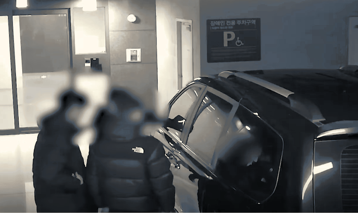 10대 청소년 3명이 지난 3일 경기 양주 한 아파트 지하주차장에서 차량 털이 범행 중인 모습./영상=경찰청 유튜브 채널 '대한민국 경찰청'