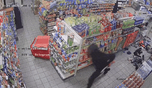 크리스마스 이브에 편의점 현금인출기(ATM)를 통째로 훔치려던 2인조 도둑의 모습이 포착됐다. /사진=화이트 세틀먼트 경찰