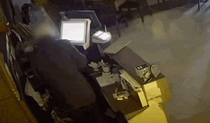 한 20대 남성이 자신이 일했던 식당에 몰래 들어와 현금을 훔쳐가는 모습. /사진=JTBC 사건반장 갈무리 