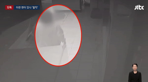 한 외국인 남성이 영업 끝난 술집에 무단 침입한 뒤 대변을 남기고 떠나는 영상이 공개돼 논란이다. /사진=JTBC 뉴스 화면 캡처