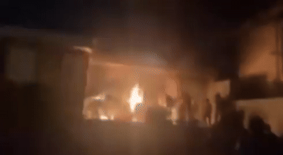 1일(현지시간) 새벽 이란 반정부 시위대가 이란 하마단(Hamedan)주에서 시위 진압 민병대인 바사지 부대의 기지에 불을 지르고 있다. /영상=X