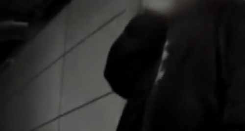 10대로 추정되는 남성이 주차된 차량의 창문과 차 문을 담뱃불로 지져 피해를 입었다는 차주의 사연이 전해졌다./사진=JTBC '사건반장' 방송 화면