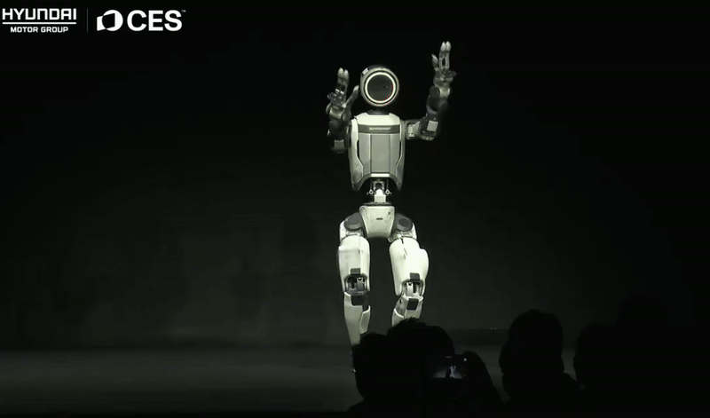 5일(현지시간) 미국 라스베이거스 만달레이 베이 컨벤션 센터에서 열린 CES2026 현대자동차그룹 미디어 데이에서 '차세대 전동식 아틀라스 연구형 모델'이 '전동식 아틀라스 개발형 모델'을 소개하고 있다. /사진=현대자동차그룹 유튜브 캡처