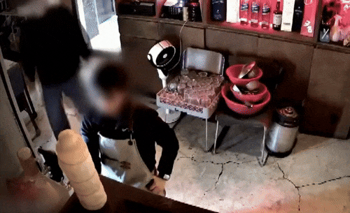 가게 안 남성 손님이 여성 직원에게 기습 성추행을 했다는 사연이 전해졌다./사진=JTBC '사건반장' 방송 화면