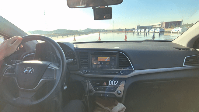 지난 6일 정 교수가 카운터 스티어 시범을 보이고 있다. /영상=박진호 기자.