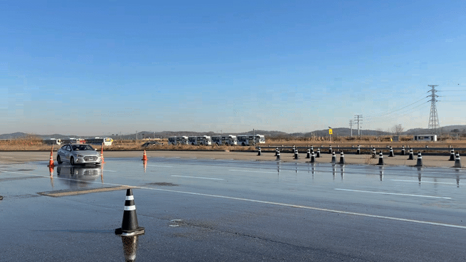 지난 6일 정지운 TS 교수가 기자와 동승해 카운터 스티어를 시도하는 모습. 직후 기자도 시도했으나 실패했다. /영상제공=한국교통안전공단 화성교통안전체험센터.