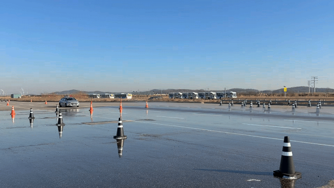 지난 6일 정 교수가 기자와 동승해 급제동을 시도하는 모습. 차량의 ABS 장치가 작동해 브레이크 페달에서 진동이 느껴져 불안감이 들었다. 정 교수는 "평소 ABS가 이렇게 작동할 정도로 급제동하는 경우가 많지 않아 당황스러울 수 있다"며 "어쩔 수 없이 급제동을 하게 될 경우 브레이크를 끝까지 잘 밟아줘야 한다"라고 말했다.