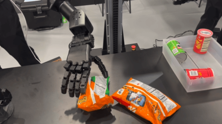 로보티즈가 CES 2026에서 선보인 작업형 휴머노이드 'AI 워커'(AI Worker)/사진=남미래 기자