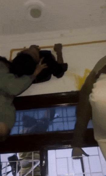 인도의 한 도둑이 부엌 환풍구를 통해 집에 침입하려다 몸이 끼이는 황당한 사건이 발생했다./사진=SNS(소셜미디어)