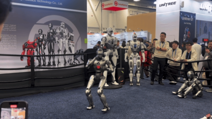 6일 CES 2026에 참가한 중국 휴머노이드 기업 엔진AI로보틱스의 'PM1' 모델이 격투기 발차기를 시연하고 있다./영상= 남미래