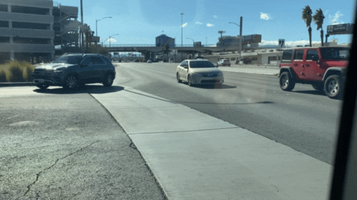 교차로에서 직진하는 차량을 모두 보낸 후 우회전하는 죽스 택시 주행 모습/사진=김성휘 기자