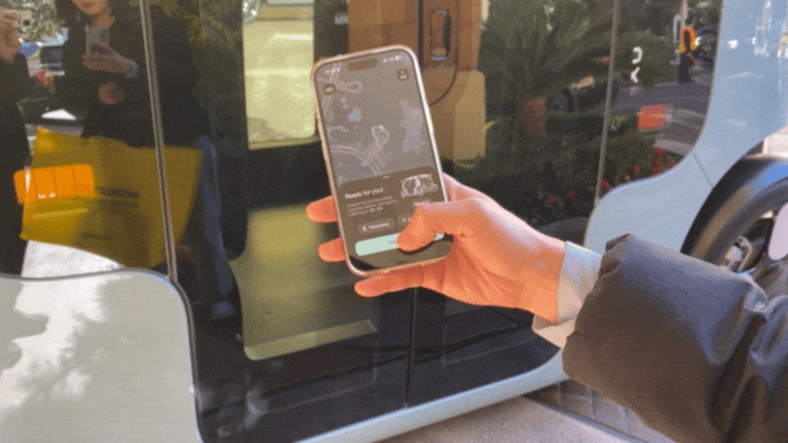 기자가 호출한 죽스 택시가 도착한 후, 죽스 앱의 Open Door 버튼을 누르면 죽스 택시가 열린다./사진=김성휘 기자